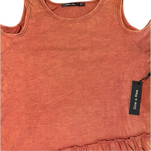 Doe & Rae Rust Cold Shoulder Ruffle Hem Boutique Top Size Medium NWT - Picture 4 of 7